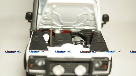 Land Rover Defender 110 Station Wagon, Universal Hobby 1:18 