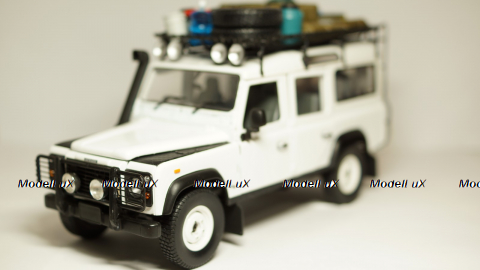 Land Rover Defender 110 Station Wagon, Universal Hobby 1:18 