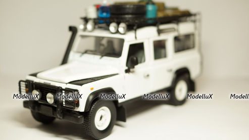 Land Rover Defender 110 Station Wagon, Universal Hobby 1:18 
