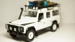 Land Rover Defender 110 Station Wagon, Universal Hobby 1:18 