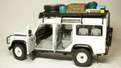 Land Rover Defender 110 Station Wagon, Universal Hobby 1:18 