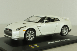 Nissan GT-R 2009 white, Bburago 1:32
