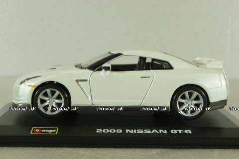 Nissan GT-R 2009 white, Bburago 1:32