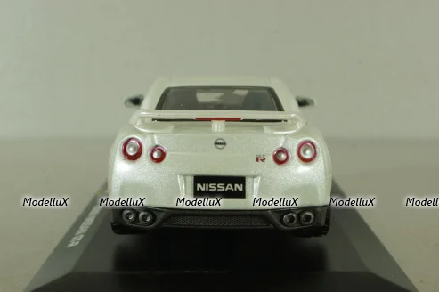 Nissan GT-R 2009 white, Bburago 1:32 