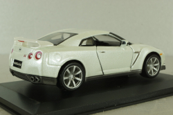 Nissan GT-R 2009 white, Bburago 1:32