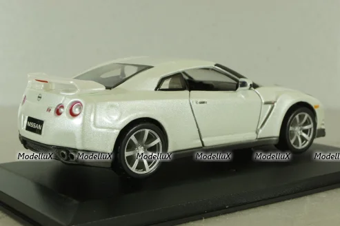 Nissan GT-R 2009 white, Bburago 1:32 