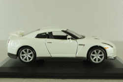 Nissan GT-R 2009 white, Bburago 1:32
