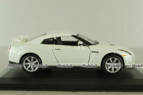 Nissan GT-R 2009 white, Bburago 1:32 