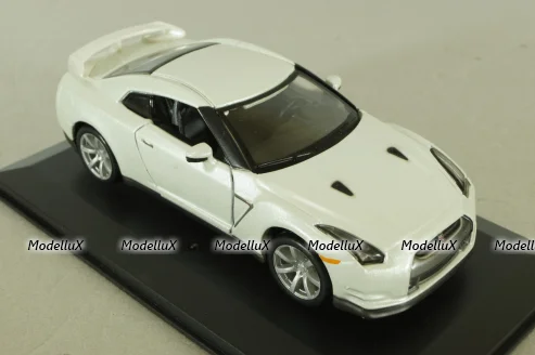 Nissan GT-R 2009 white, Bburago 1:32 