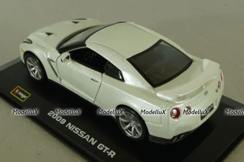 Nissan GT-R 2009 white, Bburago 1:32 