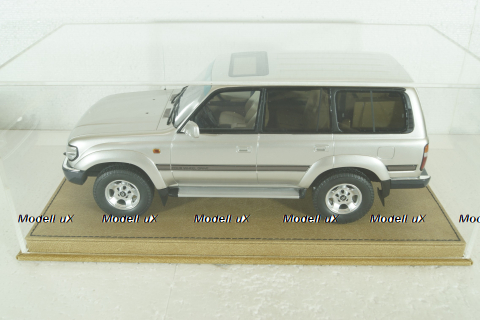 Бокс для моделей с кожаной подставкой - Бежевый, 30,6*14,6*11,3 (Д*В*Ш), LUXBOX 1:18