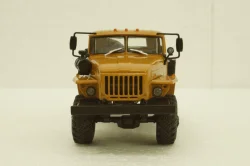 Урал-44202-0311-31 тягач оранжевый, АвтоИстория 1:43