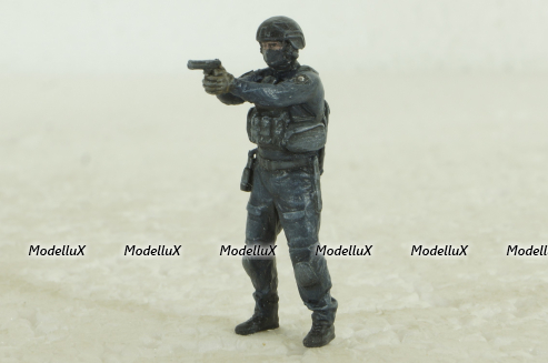 Фигурка Боец подразделение особого назначения КОРД с пистолетом, Vilen Model 1:43