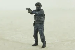 Фигурка Боец подразделение особого назначения КОРД с пистолетом, Vilen Model 1:43
