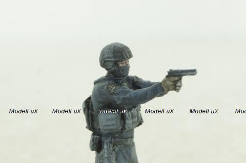 Фигурка Боец подразделение особого назначения КОРД с пистолетом, Vilen Model 1:43