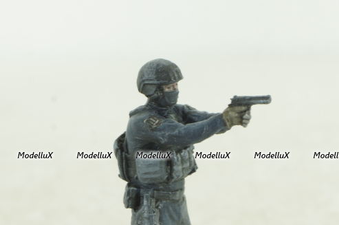 Фигурка Боец подразделение особого назначения КОРД с пистолетом, Vilen Model 1:43