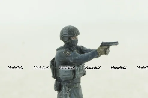 Фигурка Боец подразделение особого назначения КОРД с пистолетом, Vilen Model 1:43