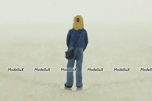 Фигурка Девушка в джинсах,  209а, BM-Toys 1:43