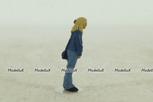 Фигурка Девушка в джинсах,  209а, BM-Toys 1:43