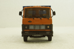 Маз-5551 самосвал 1988г оранжевый/синий, АвтоИстория 1:43