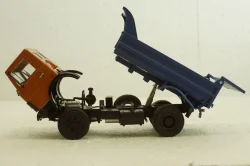 Маз-5551 самосвал 1988г оранжевый/синий, АвтоИстория 1:43