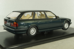 BMW 5er Serie (E34) Touring 1996, dark green, T9-1800401, Triple 9 1:18