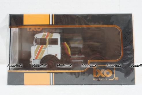 Fiat 690 T1 (1961) white, TR126, IXO 1:43