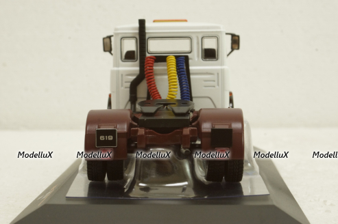 Fiat 690 T1 (1961) white, TR126, IXO 1:43