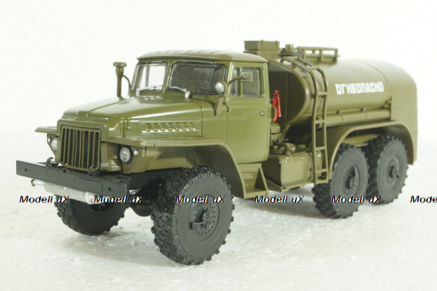 Урал-ТЗ-5 (375) Топливозаправщик на шасси Урал-375 Легендарные Грузовики СССР №10, 1:43