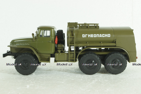 Урал-ТЗ-5 (375) Топливозаправщик на шасси Урал-375 Легендарные Грузовики СССР №10, 1:43