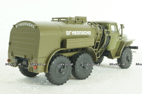 Урал-ТЗ-5 (375) Топливозаправщик на шасси Урал-375 Легендарные Грузовики СССР №10, 1:43