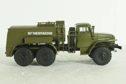 Урал-ТЗ-5 (375) Топливозаправщик на шасси Урал-375 Легендарные Грузовики СССР №10, 1:43