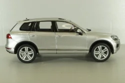 Volkswagen Touareg TSI 2010, silver, 08822CS, Kyosho 1:18