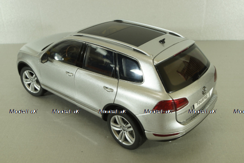 Volkswagen Touareg TSI 2010, silver, 08822CS, Kyosho 1:18