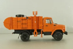 МКМ-2 мусоровоз с боковой загрузкой на шасси Зил-43З3 1986, оранжевый, Киммерия 1:43