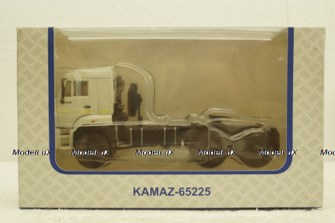 Камаз-65225 тягач 6х6, білий, АвтоИстория 1:43