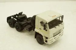 Камаз-65225 тягач 6х6, білий, АвтоИстория 1:43