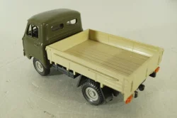 Уаз-3303 бортовой, хаки/бежевый, Русская миниатюра 1:43