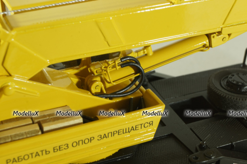 КС-3575А-1 автокран 12,5т на шасси Камаз-55313, красный/желтый Minigrad 1:43