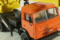КС-3575А-1 автокран 12,5т на шасси Камаз-55313, красный/желтый Minigrad 1:43