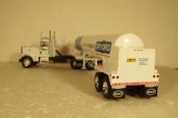 Freightliner FLC 120 64T with semi-trailer tanker "Cryoro" American Trucks, France #9 (Altaya) 1:43