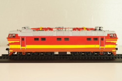 ЧС4Т дизельный локомотив, красный/желт.полоса, Наши поезда № 3, Modimio, 1:87