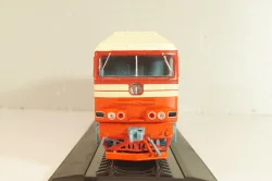 ТЭП70 дизельный локомотив, красный/бежевый, Наши поезда № 11, Modimio, 1:87