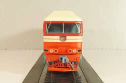 ТЭП70 дизельный локомотив, красный/бежевый, Наши поезда № 11, Modimio, 1:87