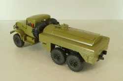 АКЦ-4-214М топливливозаправщик, на шасси Краз-214, хаки, Легендарные грузовики СССР №110, Modimio 1:43