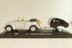 Volkswagen Beeatle with camping trailer and figuren, silver, Cararama 1:43