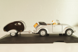 Volkswagen Beeatle with camping trailer and figuren, silver, Cararama 1:43