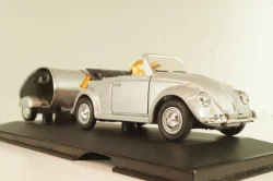 Volkswagen Beeatle with camping trailer and figuren, silver, Cararama 1:43