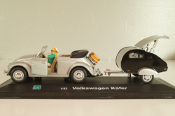 Volkswagen Beeatle with camping trailer and figuren, silver, Cararama 1:43