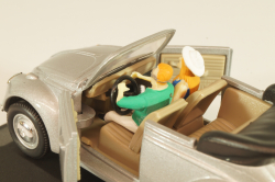 Volkswagen Beeatle with camping trailer and figuren, silver, Cararama 1:43